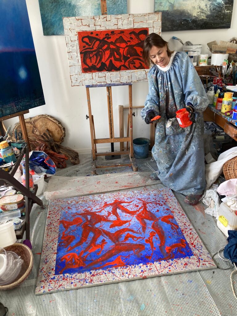 L’Artiste peintre Danièle Liénart en train de peindre dans son atelier