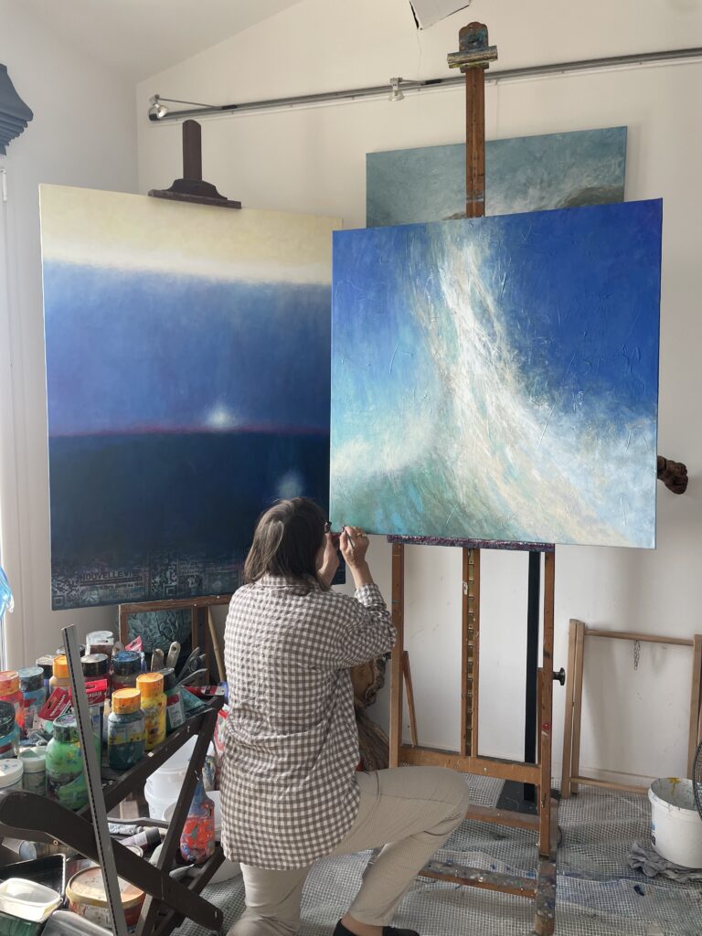 Danièle Liénart artiste peintre dans son atelier